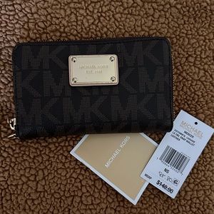 Authentic Michael Kors Mercer Collection  Wallet Leather